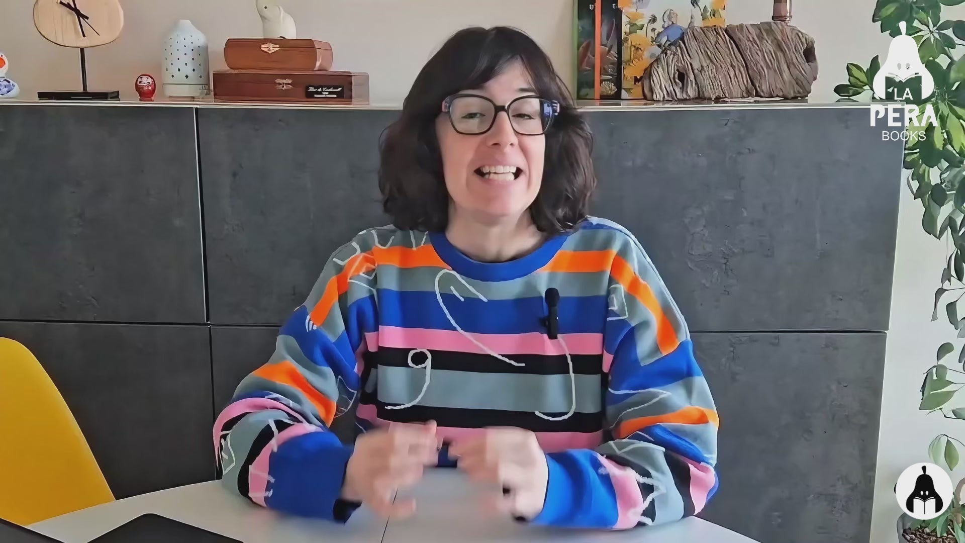 Cargar video: Si estás aquí es porque la idea de editar un libro para vuestra entidad te ronda la cabeza.Quizá necesitáis recaudar fondos. Quizá queréis explicar vuestra causa con la profundidad que merece. O simplemente sentís que lo que hacéis tiene que ser contado.Soy Sara Molina, cofundadora de LA PERA BOOKS junto con Edurne Lacunza. Desde nuestra editorial ayudamos a ONGs, fundaciones y entidades a transformar su propósito en libros ilustrados.¿POR QUÉ UN LIBRO?Casi todas las entidades piensan en campañas digitales o vídeos. El problema es que esas acciones caducan: funcionan mientras hay presupuesto y luego desaparecen.Pero un libro no es una acción puntual; es una herramienta de largo recorrido.Permite explicar vuestra causa sin prisas, ofrece un objeto de valor y genera ingresos recurrentes sin depender solo de donaciones. No es el camino más fácil, ni el más corto, pero sí suele ser el más eficaz.Seguramente piensas que todo esto: "Esto suena caro". Editar un libro de principio a fin es una inversión, sí. Pero está diseñada para recuperarse. Creamos proyectos que se venden, con márgenes reales, para que el impacto en vuestra caja sea tangible.Eso sí, un matiz importante: Este proyecto no es para quienes buscan una acción rápida de usar y tirar. Tampoco para quienes ven el libro como un gasto y no como un activo. Y no es para autores que buscan autopublicación.Trabajamos con entidades que quieren profesionalizar su mensaje.¿QUÉ HACEMOS (Y QUÉ NO)?Vuestra entidad pone la causa; nosotras ponemos la magia editorial. Nos encargamos de todo:Concepto y contenido.Ilustración y diseño.Corrección, maquetación e imprenta.¿De qué NO nos encargamos? Solo de una cosa: de venderlo. Porque nadie conoce a vuestra comunidad mejor que vosotros. Nosotras creamos la herramienta perfecta; vosotros le dais salida.CÓMO TRABAJAMOS En general, el proceso dura entre 3 y 6 meses (a no ser que queráis la Biblia) y tenemos todas las etapas controladas.Estrategia: Nos explicáis vuestros objetivos.  El qué queréis lograr.Idea Central: Buscamos la narrativa más potente para vuestro mensaje y la compartimos con vosotros. Si nos dais el ok pasamos al…Diseño y Contenido: Aquí es donde Edurne y yo (o nuestro equipo de artistas seleccionados) damos vida al libro.Revisión "Quisquillosa": Nos obsesionamos con cada detalle para que el resultado sea impecable. A Isabel, nuestra correctora, no se le pasa ni una coma.Estaréis acompañados en cada fase. Nosotras llevamos la batuta para que el proceso sea fluido y, sobre todo, sin estrés para vuestro equipo.¿Y SI VUESTRO OBJETIVO NO ES RECAUDAR FONDOS?No pasa nada. Muchas entidades usan el libro como herramienta pedagógica: para trabajar en escuelas, reforzar la cultura interna o abrir conversaciones que no caben en un post de Instagram. Lo importante es el propósito. Si sientes que ha llegado el momento de que vuestra entidad tenga su propio libro, rellena el formulario que verás abajo y nos pondremos en contacto contigo. Editar un libro no es el camino más corto, pero te aseguro que es el que deja una huella más profunda.
